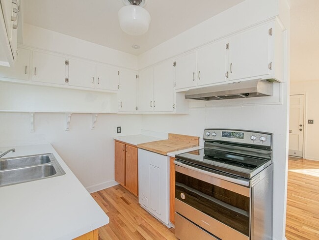 Building Photo - $500 off 1st month! Adorable 3-bdrm/1-bath in Kenton. Hardwoods, deck, W/D, huge fenced backyard,...