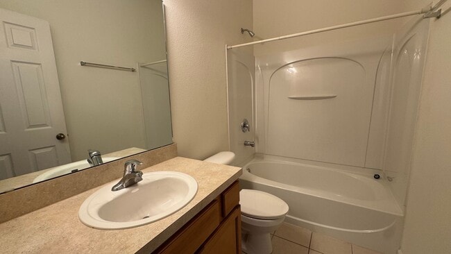 Building Photo - 2 Bedroom 2.5 bath town home in Bartram!