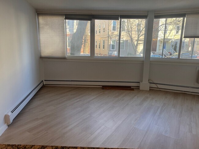 Building Photo - 516 Green St