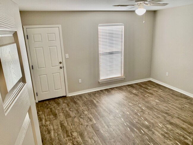 Building Photo - 2 Bed 2 Bath Duplex!