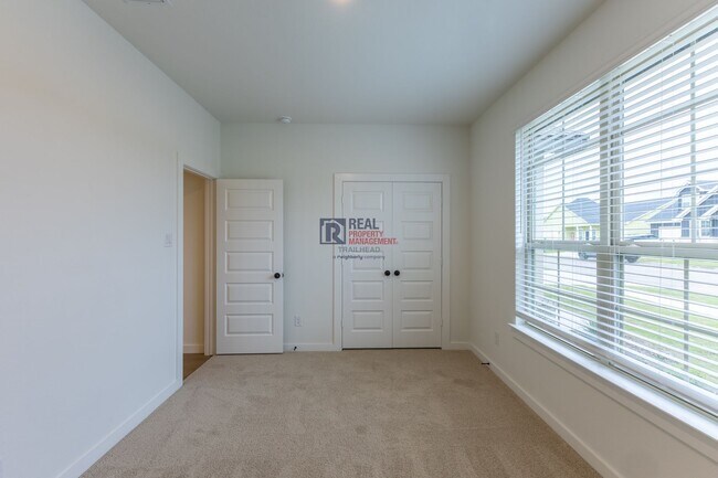 Building Photo - Beautiful 4 Bedroom Home with Covered Patio & Hill Country Views
