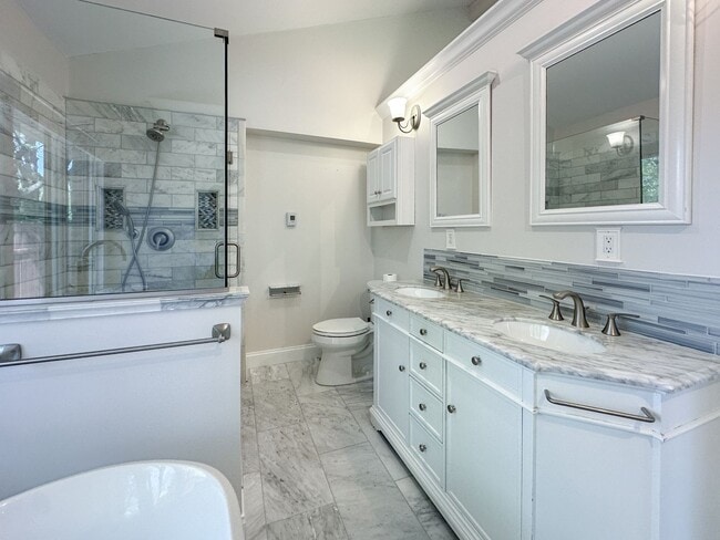 Building Photo - Stylish Grosse Pointe Woods Ranch with EV ...