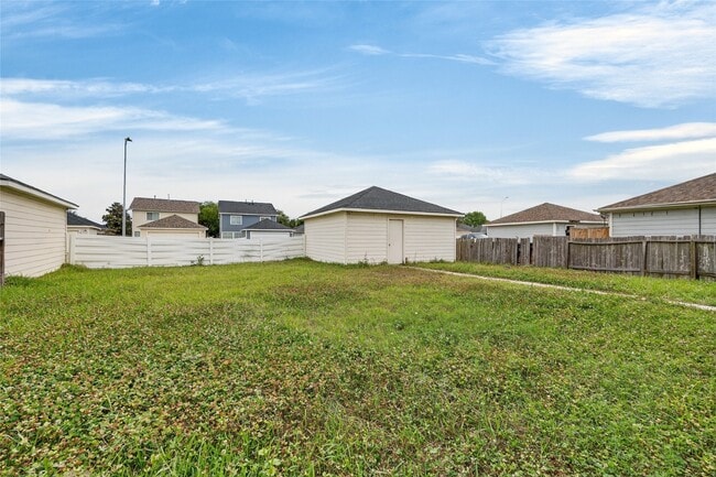Building Photo - 20747 Settlers Lake Cir N