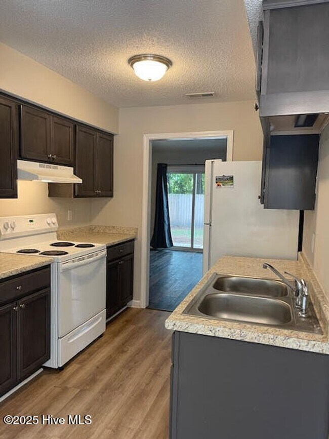 Building Photo - Great two bedroom, two bath duplex in Hunters Creek.