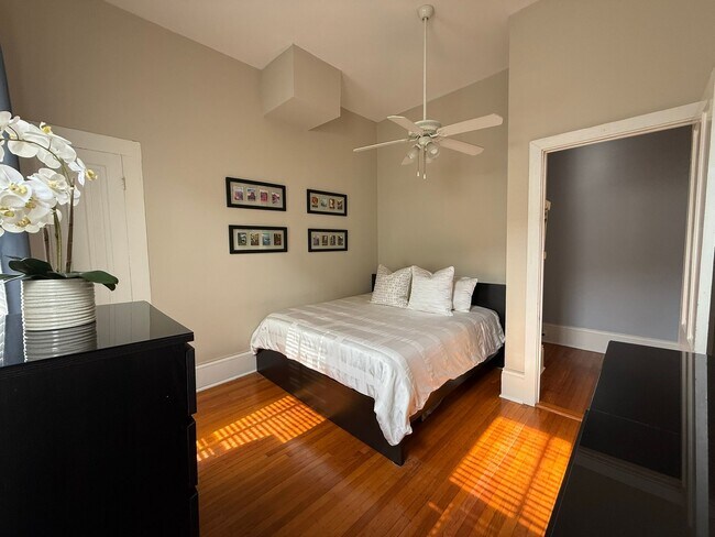 Building Photo - Spacious 4bed/ 3bath home located in the heart of Uptown - Partially furnished ***