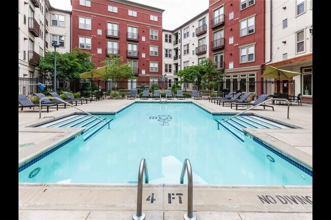 Building Photo - 903 Providence Pl