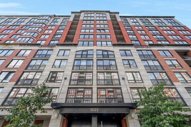 Building Photo - 1025 Maxwell Ln