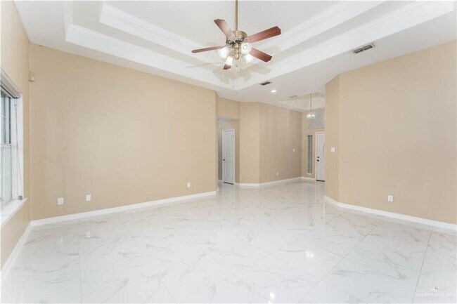 Building Photo - 25 Oriole Ave