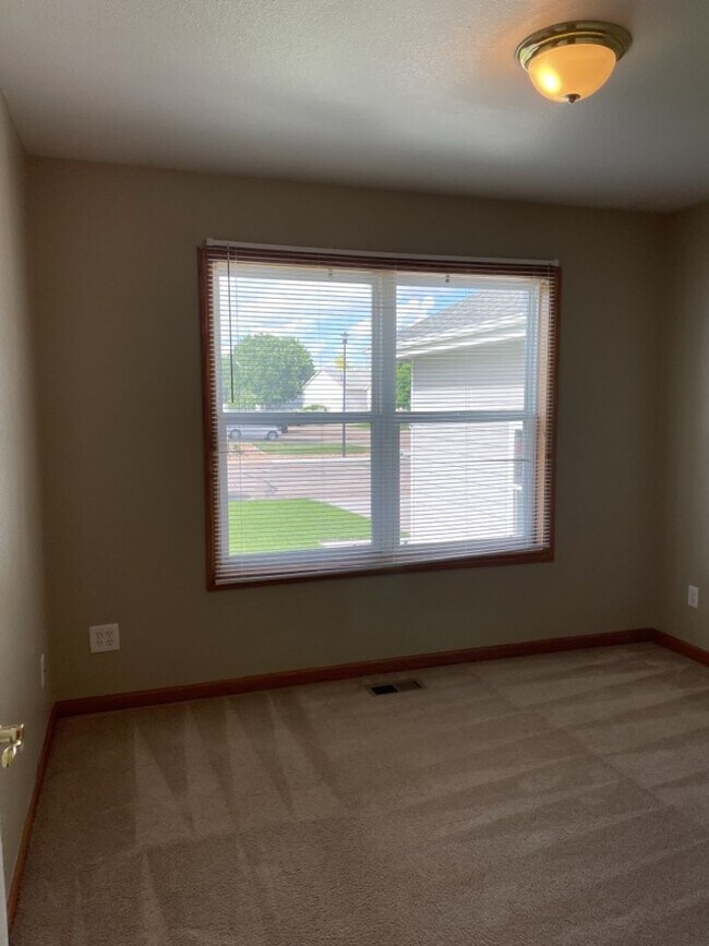 Building Photo - 4 Bed 2.5 Bath Home in Windsor
