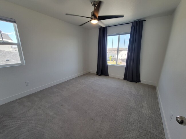 Building Photo - Stunning and spacious 4.5 bedroom, 3 bathroom home located in Morgan Hill