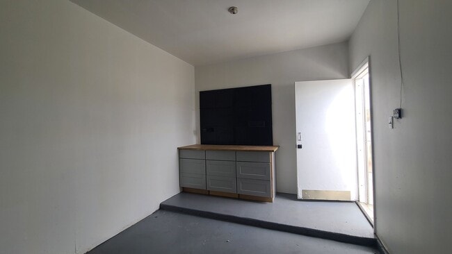 Building Photo - Upstairs 3 Bedroom condo