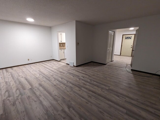 Building Photo - 362 W Eagle Lake Dr