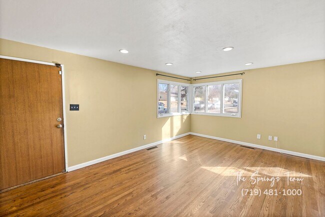 Building Photo - CUTE 3BD RANCHER WITH CHARACTER IN CENTRAL COLORADO SPRINGS - Security Deposit Waiver Available