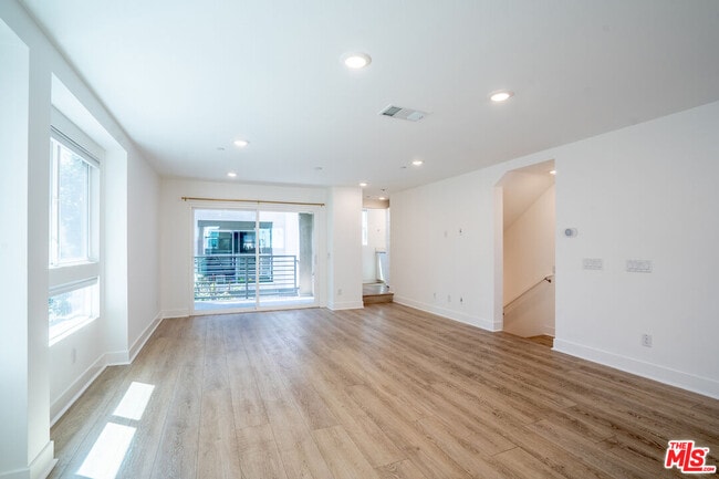 Building Photo - 5257 Bainbridge Pl