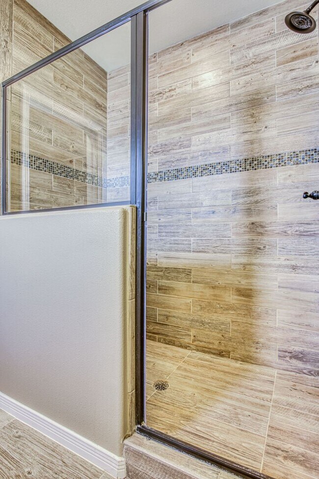 Building Photo - Beautiful Modern & Contemporary House