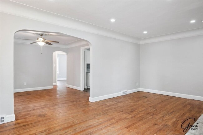 Building Photo - $1250 3 bedroom bungalow
