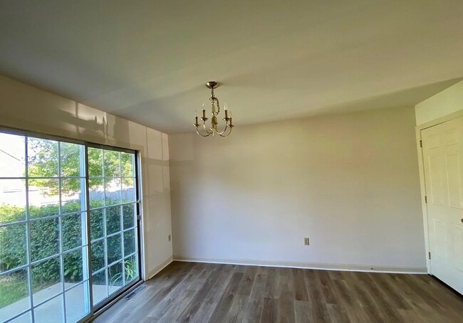 Building Photo - 6605 Hollow Dr