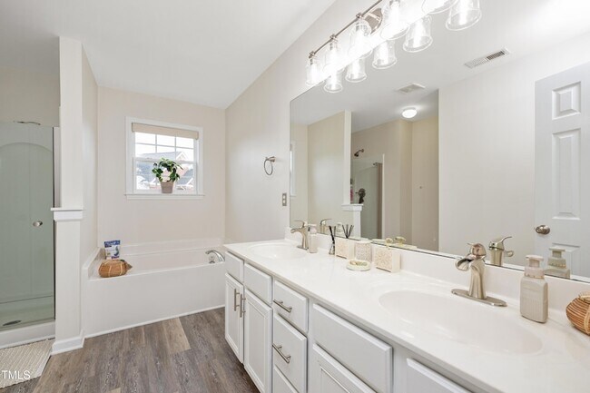 Building Photo - 930 Pristine Ln