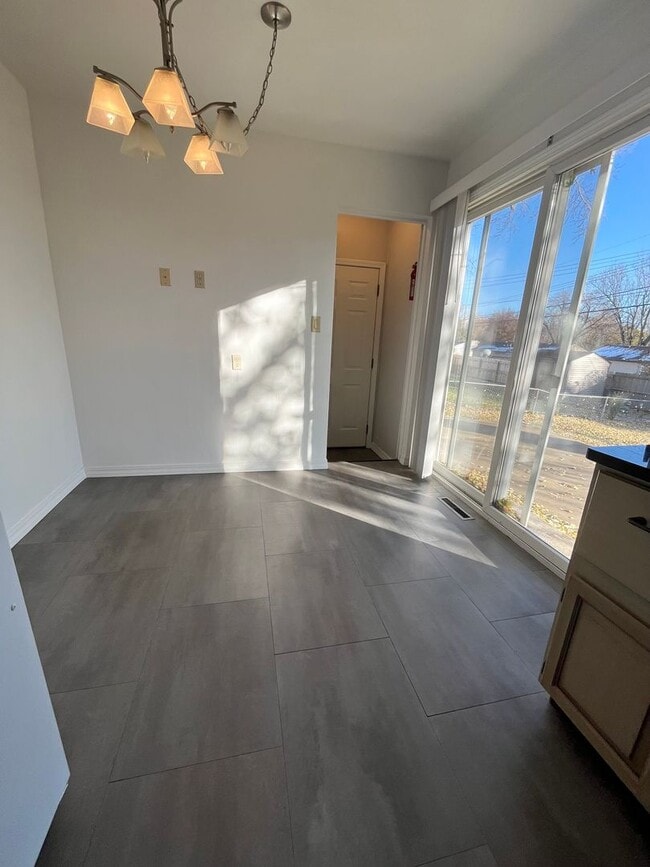 Building Photo - Spacious 2 Bed/2 Bath with Fenced in Yard!