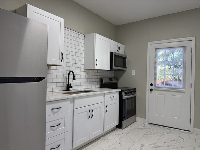 Building Photo - 728 W 39th St