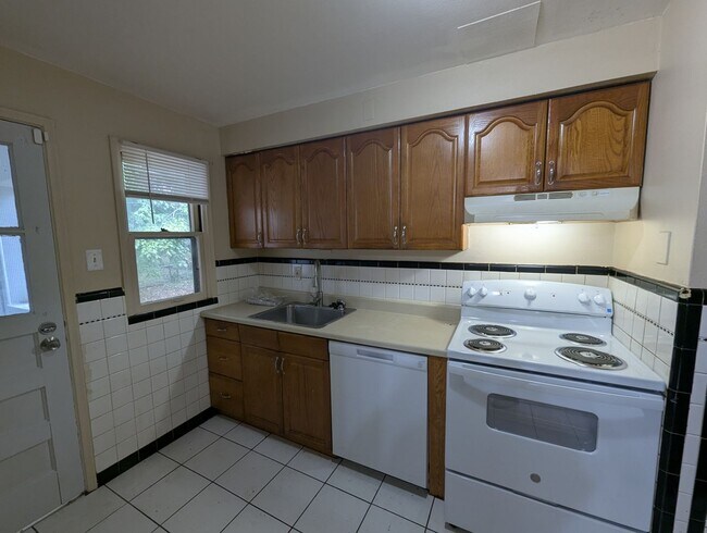 Building Photo - Sweet on Ashford: Sunny Spaces & Classic Charm!