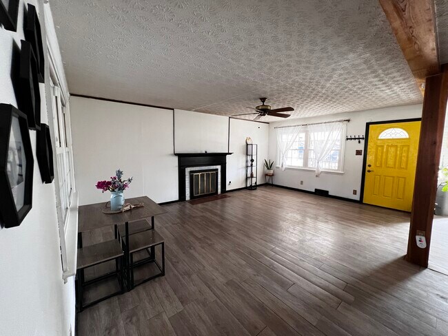 Building Photo - 3886 Knollwood Dr
