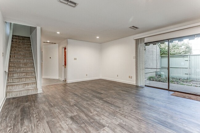 Building Photo - TCU / Medical District Townhome