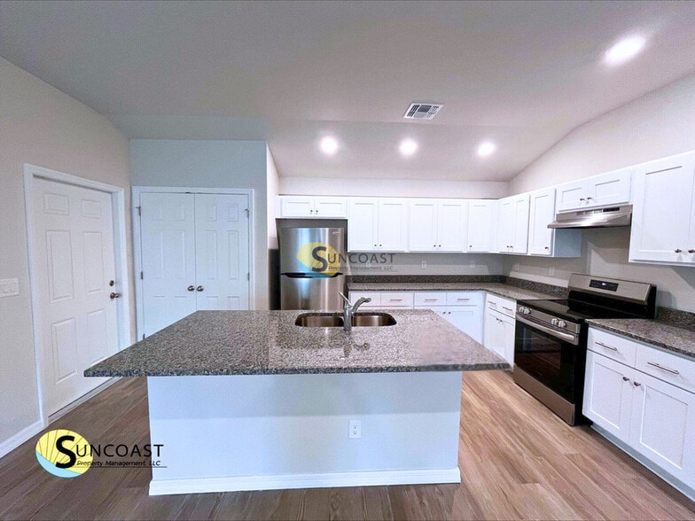 Building Photo - 353 Reeves St