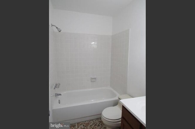 Building Photo - NEWLY AVAILABLE - RENOVATED 3 BR UNIT IN T...