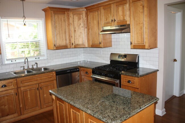 Building Photo - Charming 3BR House in Charlotte