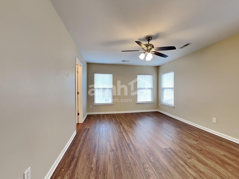 Building Photo - 8829 Shadowglen Dr