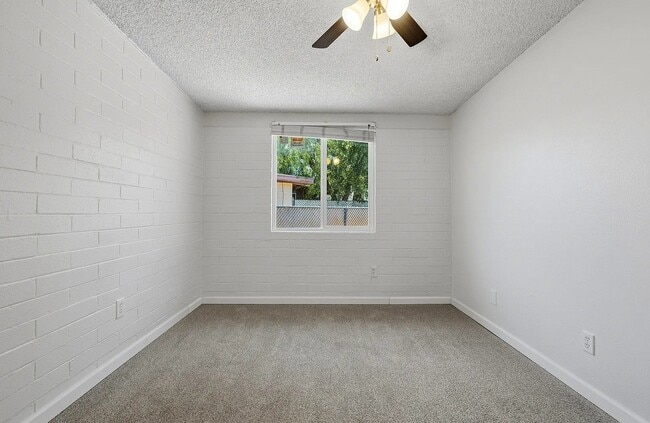 Building Photo - 1528 W Knox St