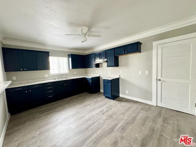 Building Photo - 1048 W 62nd St