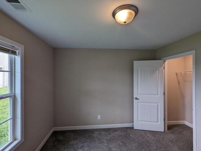 Building Photo - 3B/2BA With 2 car garage, Large Bonus Room...