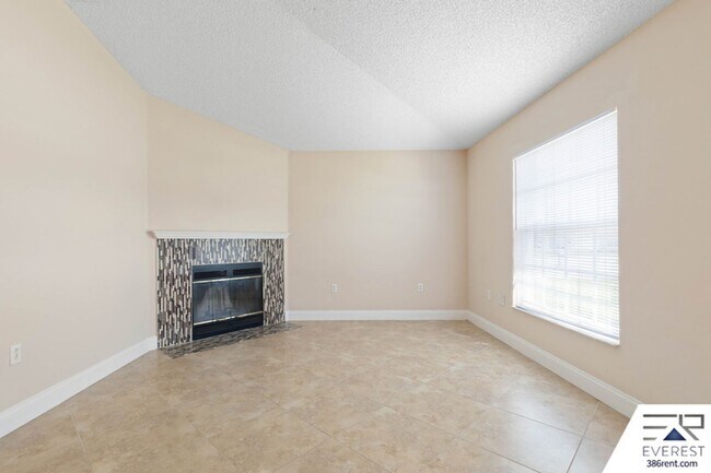 Building Photo - FULLY FENCED 3/2/2 IN THE HEART OF PALM COAST
