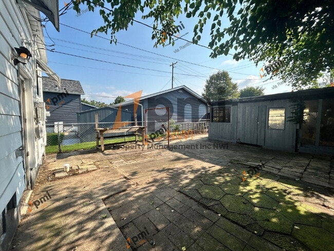 Building Photo - 1518 Oak St
