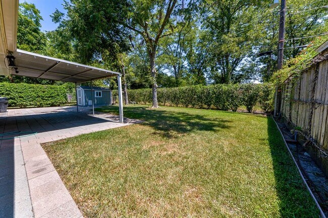 Building Photo - 2014 Woodvine Dr