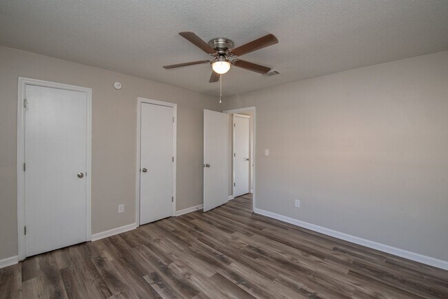 Building Photo - Updated 2 Bed/1 Bath Duplex Available for Rent Now!