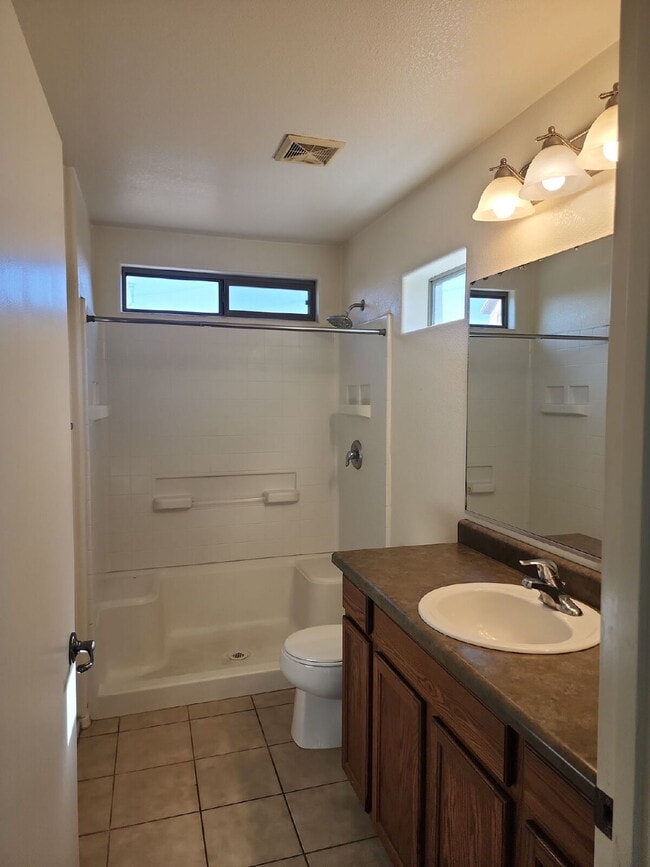 Building Photo - "Charming 3-Bedroom Oasis in Sahuarita - Spacious Living Awaits!"