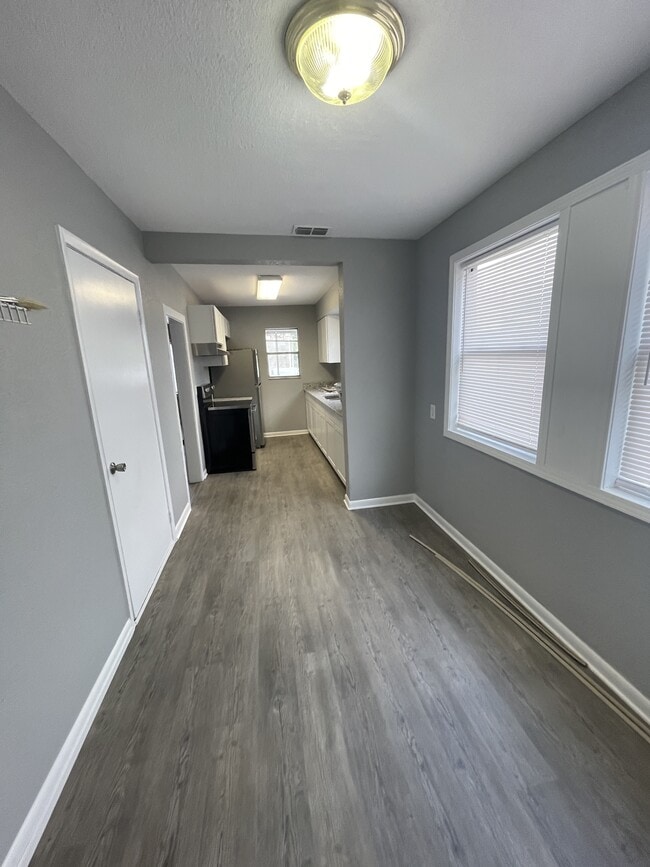 Building Photo - 338 W Bay Ave