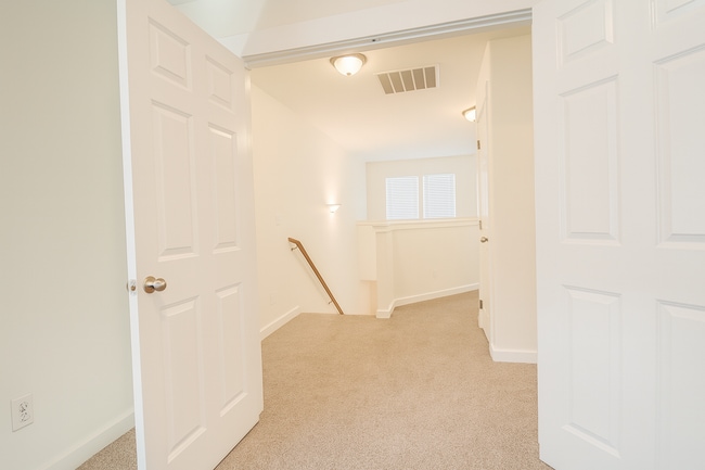 Building Photo - Gorgeous 3x2.5 duplex unit with a fenced b...