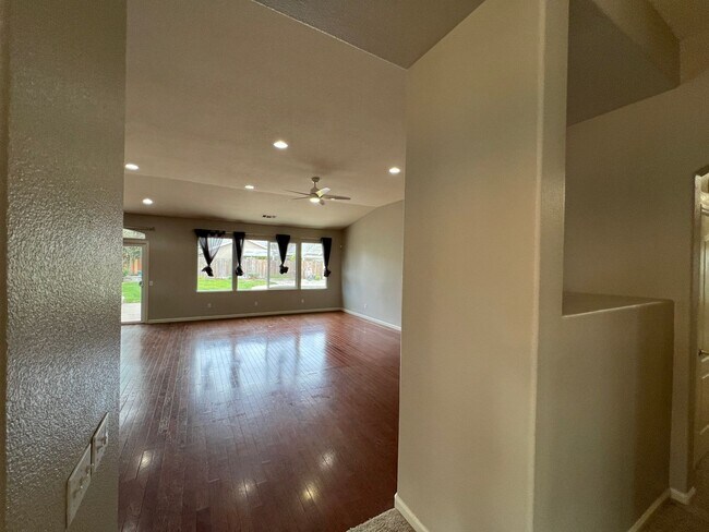 Building Photo - 4 bedrooms, an office and single-story home with a pool!!