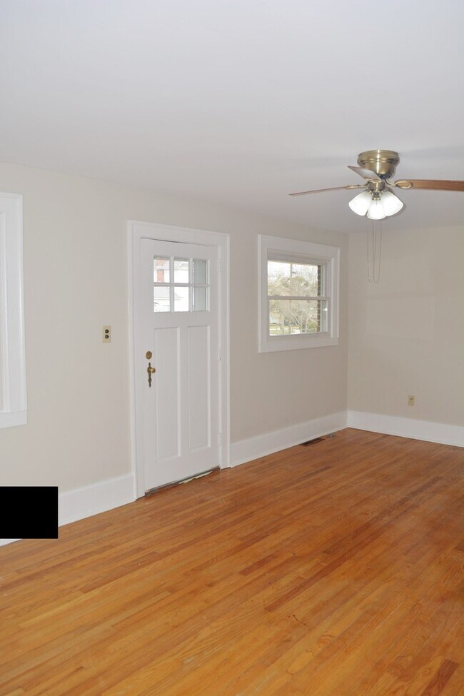Building Photo - 2 Bedroom/1 Bathroom Brick Home, Lillingto...
