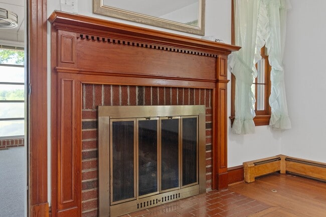 Building Photo - Brick 2-Bedroom Home Close to Farmville an...