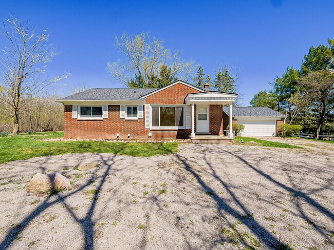 Building Photo - Spacious 3BR Home with Expansive 1-Acre Lot!