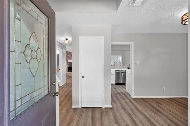 Building Photo - 3843 Knollcrest Dr
