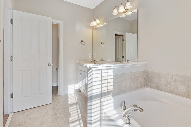 Building Photo - 3 Bed, 2.5 Bath Townhome in the heart of D...