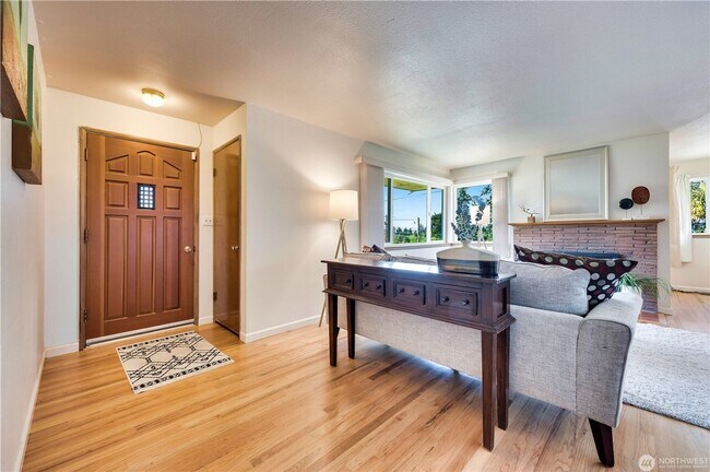 Building Photo - 3 Bedroom 1.75 bathroom home in Mukilteo w...
