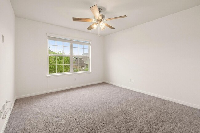 Building Photo - 25935 Foxrun Vista Dr