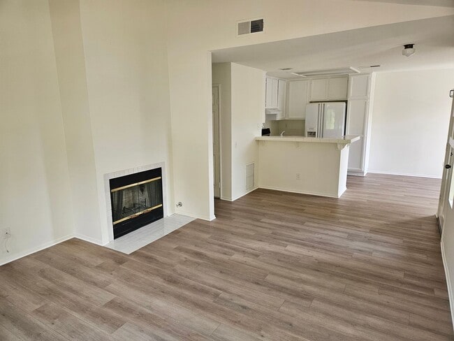 Building Photo - Wonderful 2 Bedroom 2 Bathroom Upper Level...